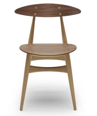 CH33 Stuhl von Carl Hansen: Holzstuhl, ungepolstert, mit runder Sitzfläche und geschwungener Rückenlehne.